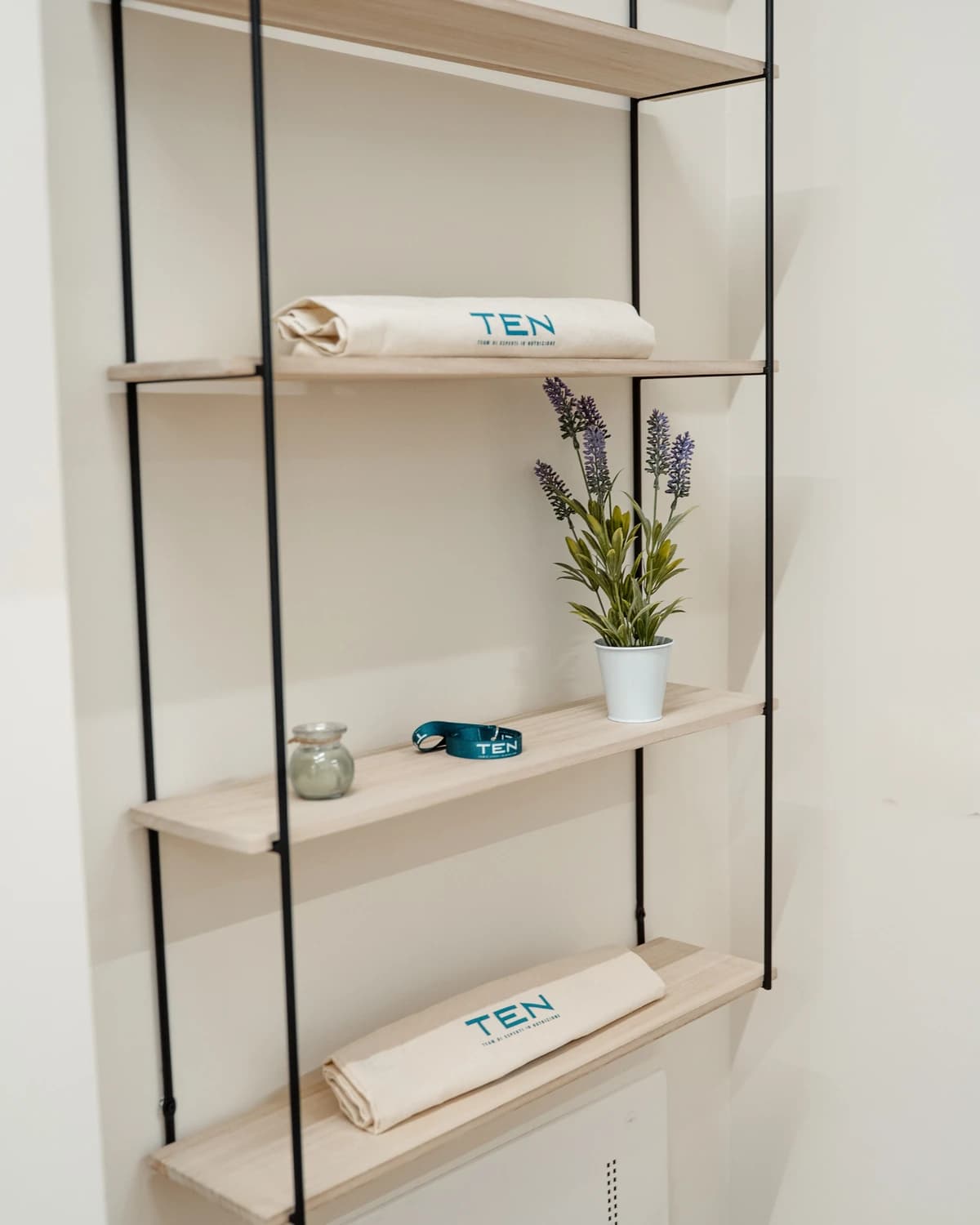 Libreria con i materiali TEN